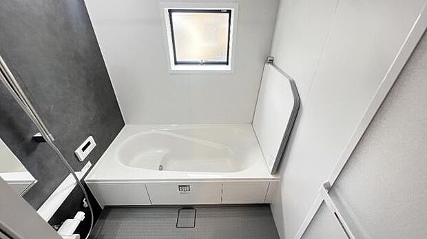 《浴室》 ■ゆったり足を伸ばせる浴槽。お子様と一緒でもゆとりの広さ。1日の疲れを癒してくれるバスタイム。