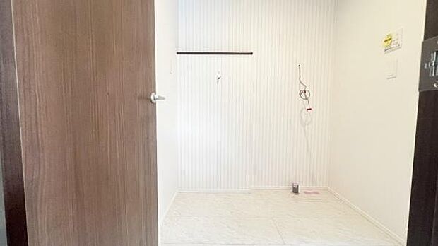 《洗面化粧台》 ■使いやすいシャープなデザインの洗面化粧台。