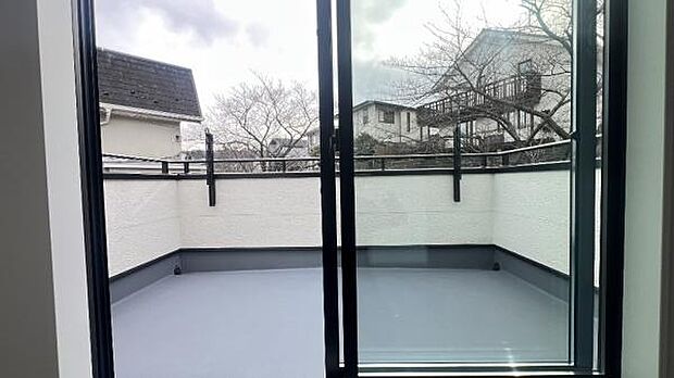 《バルコニー》 ■さわやかな風が通り暖かい光がふりそそぐバルコニー