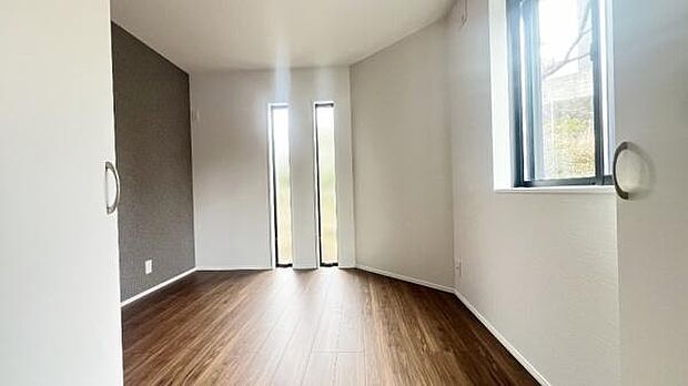 《洋室》 ■収納もしっかりとれていて、陽当たりも良く明るい居室。