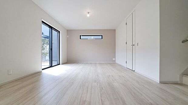 《リビングダイニング》 ■寛ぎとご家族とのコミュニケーションを育む居心地のよい場所。この明るい空間は家族に安らぎを与えて、落ち着いた心地よい空間になるでしょう。