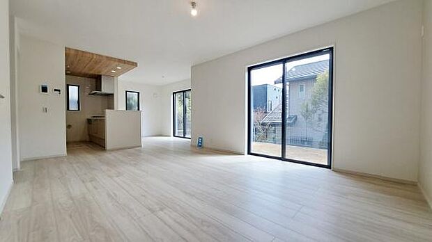 《リビングダイニング》 ■家族が自然と集まって、思い思いにくつろぎ、遊び、語らう、やすらぎの空間。