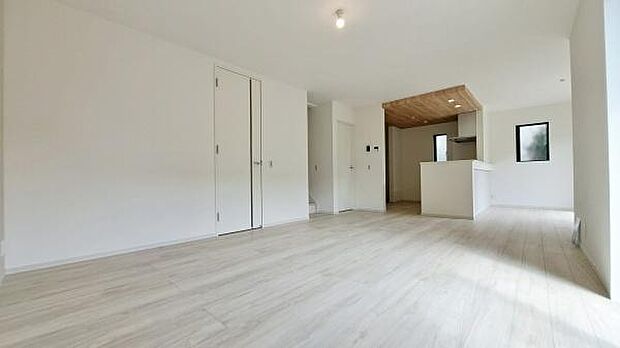 《リビングダイニング》 ■開放的で広いリビング。のびのびとくつろげるリビングは、家族のコミュニケーションの場として、みんなが集まる憩いの場所に。