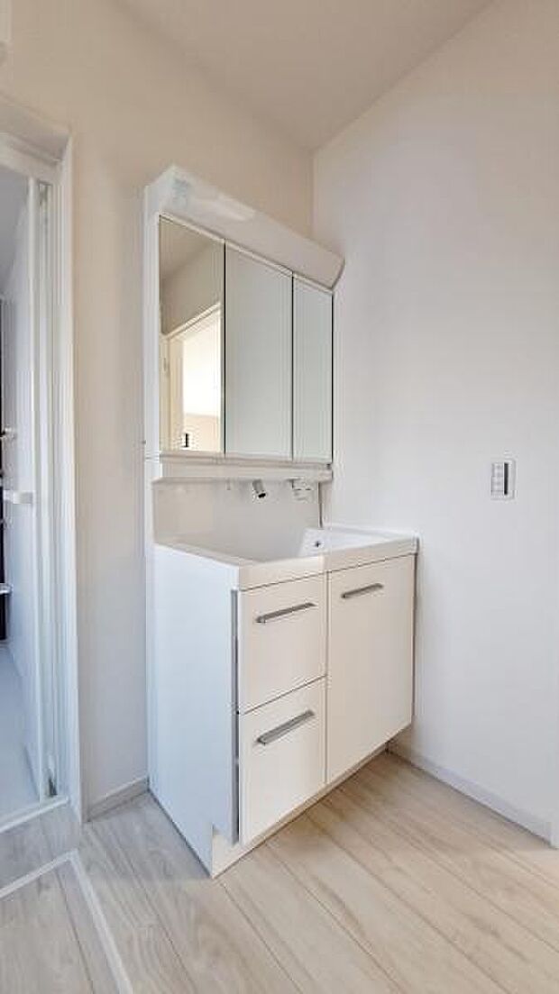 《洗面化粧台》 ■使いやすいシャープなデザインの洗面化粧台。