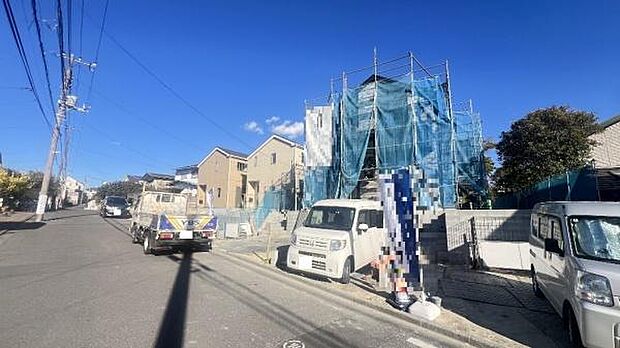 《前面道路》　■前面道路が広く、開放的です。日当たりも良好です。