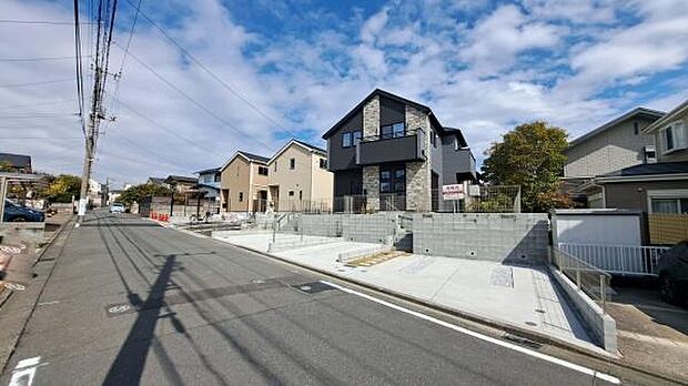 《前面道路》 ■前面道路が広く、開放的です。日当たりも良好です。