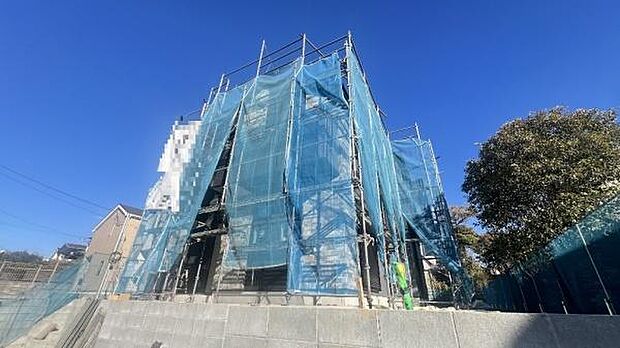 低層の住宅が立ち並ぶ住宅地に佇む、スタイリッシュな外観のお住まいを予定しております♪吹抜から陽の光をLDKに採りこみますので、とても明るいお住まいです！