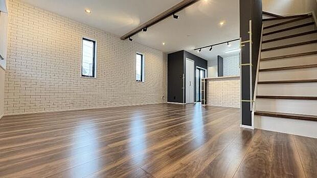 《リビングダイニング》　■家族が自然と集まって、思い思いにくつろぎ、遊び、語らう、やすらぎの空間。