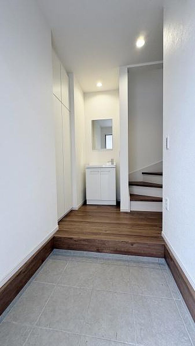 《玄関》 ■玄関を開けると、エントランスホールがお出迎え。上がりがまちやシューズボックスがゆったりと構え、心地よさに包まれます。