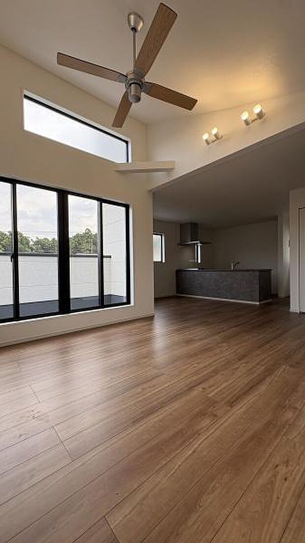 《リビングダイニング》 ■家族が自然と集まって、思い思いにくつろぎ、遊び、語らう、やすらぎの空間。この大きな窓から差し込む自然の光は、あたたかく家族を照らして、夜には美しい星空を眺めることもできます。