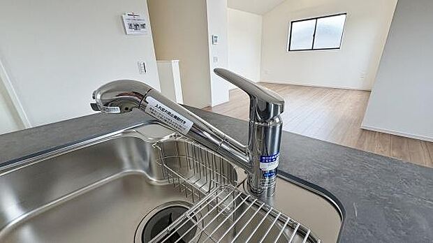浄水器一体型の水栓。ワンタッチで切り替えができますので、キレイなお水を惜しみなく毎日のお料理や家事全般に使用していただけます。
