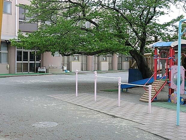 市ヶ尾幼稚園まで738m、園庭にはアンパンマン号など、みんなが楽しめる遊具がたくさんあります。お砂場の横にはうさぎさんと小鳥の小屋もあります