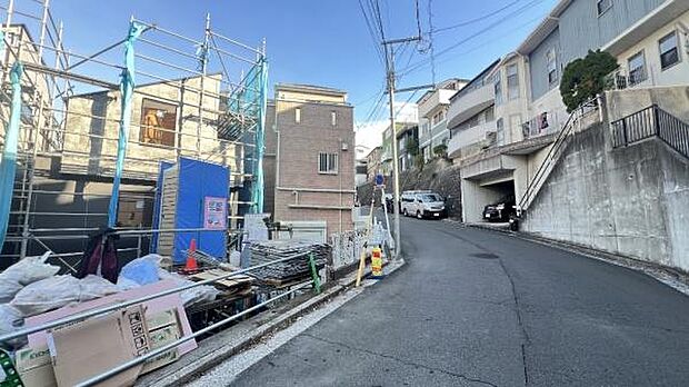 《前面道路》　■前面道路が広く、開放的です。日当たりも良好です。