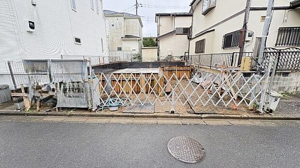 《前面道路》 ■道路と敷地はフラットな地形です。