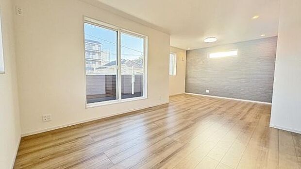 《リビングダイニング》　■家族が自然と集まって、思い思いにくつろぎ、遊び、語らう、やすらぎの空間。この大きな窓から差し込む自然の光は、あたたかく家族を照らして、夜には美しい星空を眺めることもできます。