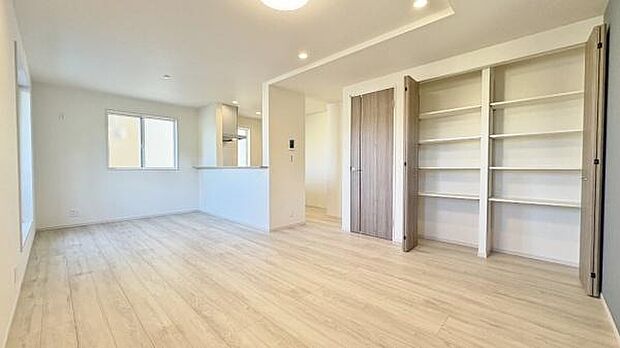 《リビングダイニング》　■家族が自然と集まって、思い思いにくつろぎ、遊び、語らう、やすらぎの空間。この大きな窓から差し込む自然の光は、あたたかく家族を照らして、夜には美しい星空を眺めることもできます。