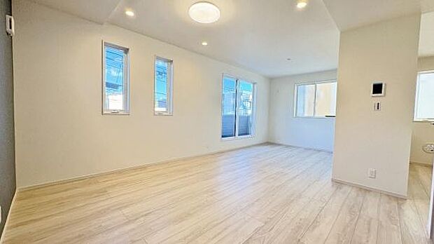 《リビングダイニング》　■大画面ＴＶも余裕、インテリアプランが考えやすいワイドなリビング。家族がしぜんに集まる広さ、お子様が思わず走り出す大空間。