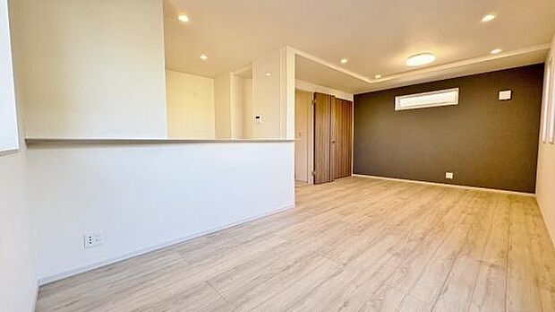 《リビングダイニング》　■開放的で広いリビング。のびのびとくつろげるリビングは、家族のコミュニケーションの場としてみんなが集まる場所に。