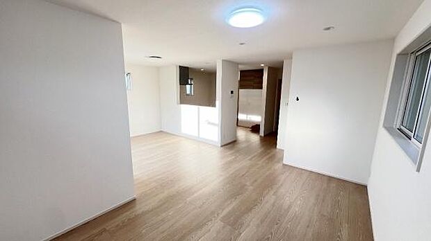 《リビングダイニング》　■上質な時間を育む暮らしのメインステージ。寛ぎとご家族とのコミュニケーションを育む居心地のよい場所。この明るい空間は家族に安らぎを与えて、落ち着いた心地よい空間になるでしょう。