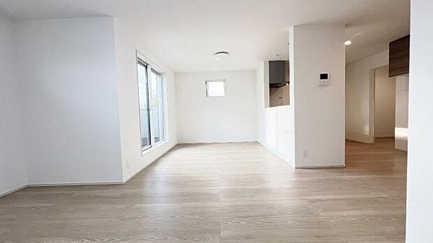 《リビングダイニング》　■ご家族でゆったりとした時間を過ごす場所です。