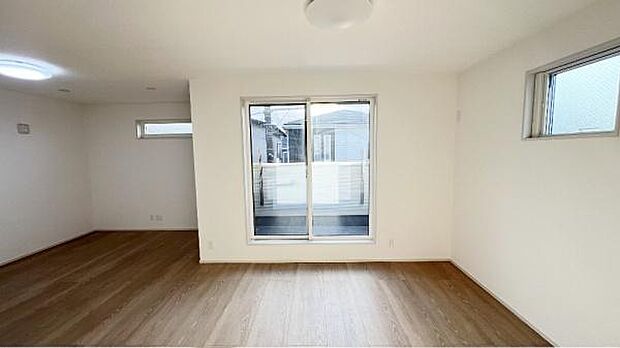 《リビングダイニング》　■開放的で広いリビング。のびのびとくつろげるリビングは、家族のコミュニケーションの場として、みんなが集まる場所に。