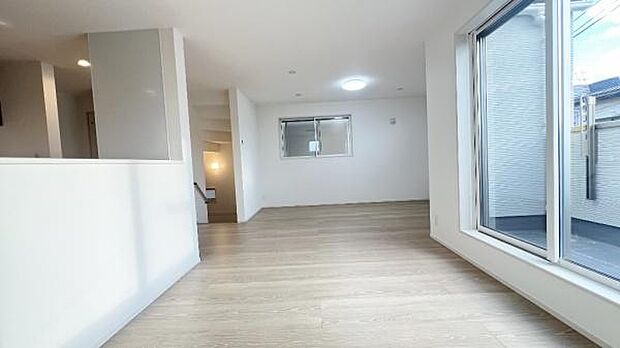 《リビングダイニング》　■大画面ＴＶも余裕、インテリアプランが考えやすいワイドなリビング。