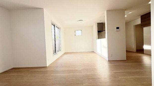 《リビングダイニング》　■家族が自然と集まって、思い思いにくつろぎ、遊び、語らう、やすらぎの空間。