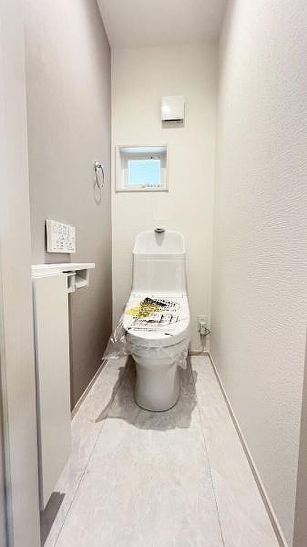 《トイレ》　■窓のあるトイレは明るい空間で清潔感があります。