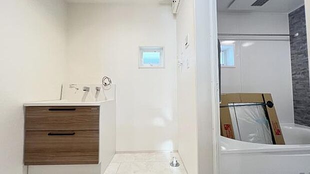 《洗面化粧台》　■使いやすいシャープなデザインの洗面化粧台。