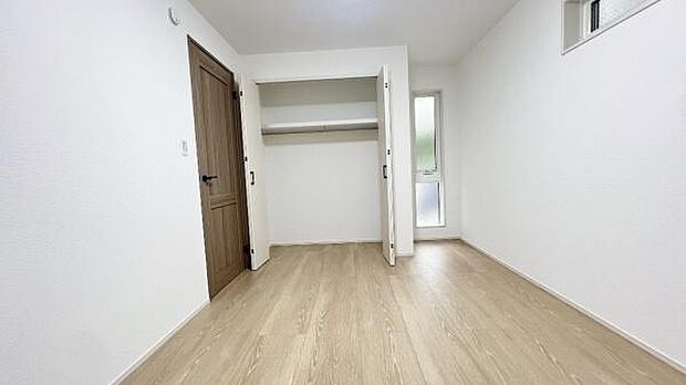 《洋室》　■型にはまらない多才なプライベートルーム。くつろぎの場としてだけでなく、趣味や仕事のパーソナルスペースとしても活躍する、ゆったりした寝室。個の時間をたっぷり楽しめる快適空間です。