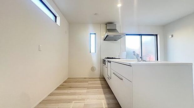 《食器洗い乾燥機》　■食事後もゆっくり過ごせる食器洗い乾燥機を設置。手洗いよりもキレイに洗え、節水にもなります。