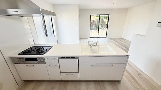 《システムキッチン》　■人造大理石シンクは、見た目がとてもスッキリしています。