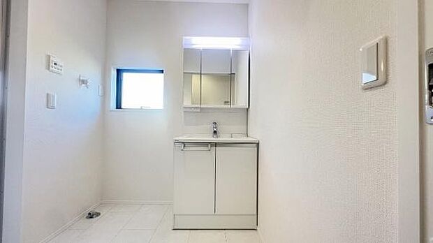 《洗面台》　■朝のバタバタした身支度を支えてくれる洗面所。