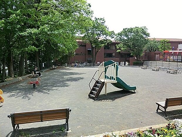 瀬谷第三公園まで920m、手入れのされた緑が豊かな公園。スプリング遊具、砂場などがあり広々として見通しもよく小さなお子さんも楽しく遊べます。