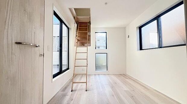 《洋室》　■型にはまらない多才なプライベートルーム。くつろぎの場としてだけでなく、趣味や仕事のパーソナルスペースとしても活躍する、ゆったりした寝室。個の時間をたっぷり楽しめる快適空間です。