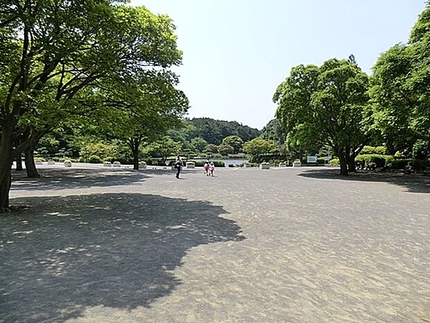 こども自然公園まで2089m、別名大池公園。大型遊具があり動物との触れ合いもできる大型公園。