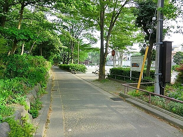 瀬谷中央公園まで894m、子供向けの遊戯施設を備えた山小屋風の公共施設、子供ログハウスを併設。ご家族で楽しめます。