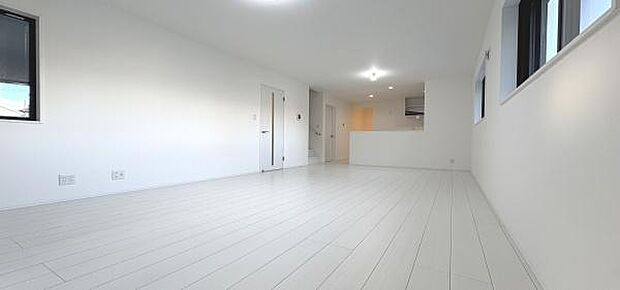 《リビングダイニング》　■開放的で広いリビング。のびのびとくつろげるリビングは、家族のコミュニケーションの場としてみんなが集まる場所に。