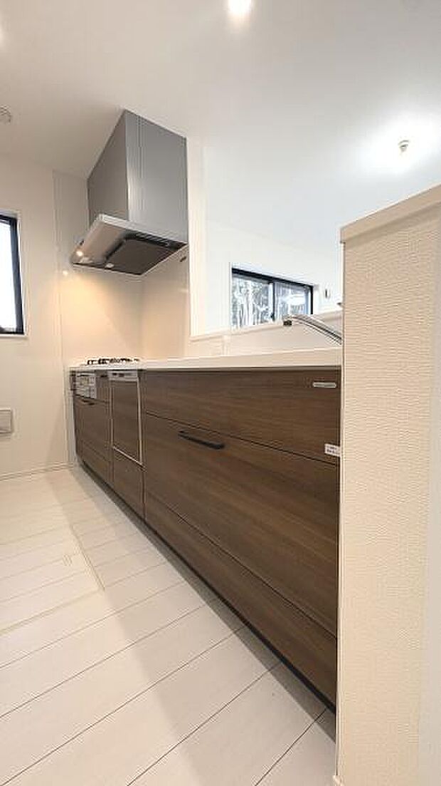 《システムキッチン》　■会話を楽しみながら食事を味わう。一緒にいる時間が楽しい空間。カフェにいるような気分で毎日を過ごしたい。家族でいる時間を柔らかに包み込むインテリア。