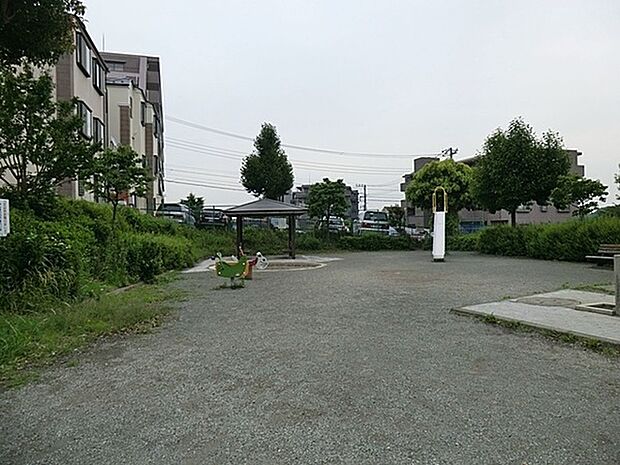 東本郷六丁目第三公園まで726m、最寄り駅は鴨居駅です