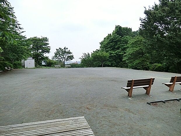 東本郷公園まで858m、市街地の北東に位置し、西側に観音山、安桜山を眺めることができる場所にあります。四季の変化を味わえる閑静な公園です。