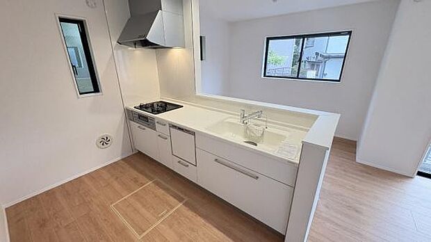 《三口ガスコンロ》 ■毎日料理をする方、家族の分まで作られる方には必須の三口ガスコンロ。同時進行が可能で効率よく、楽しく料理ができます