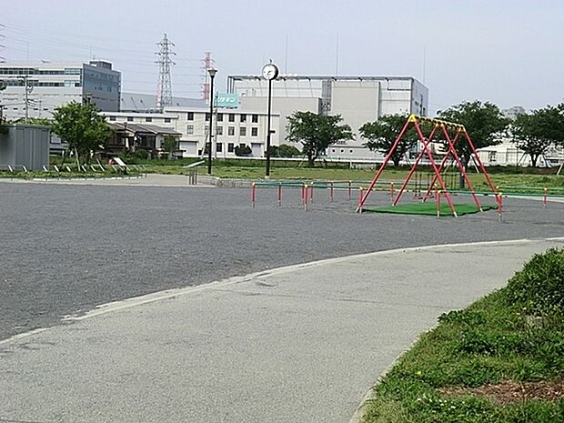 下末吉公園まで958m、きれいに整備された気持ちの良い空間で遊べます。