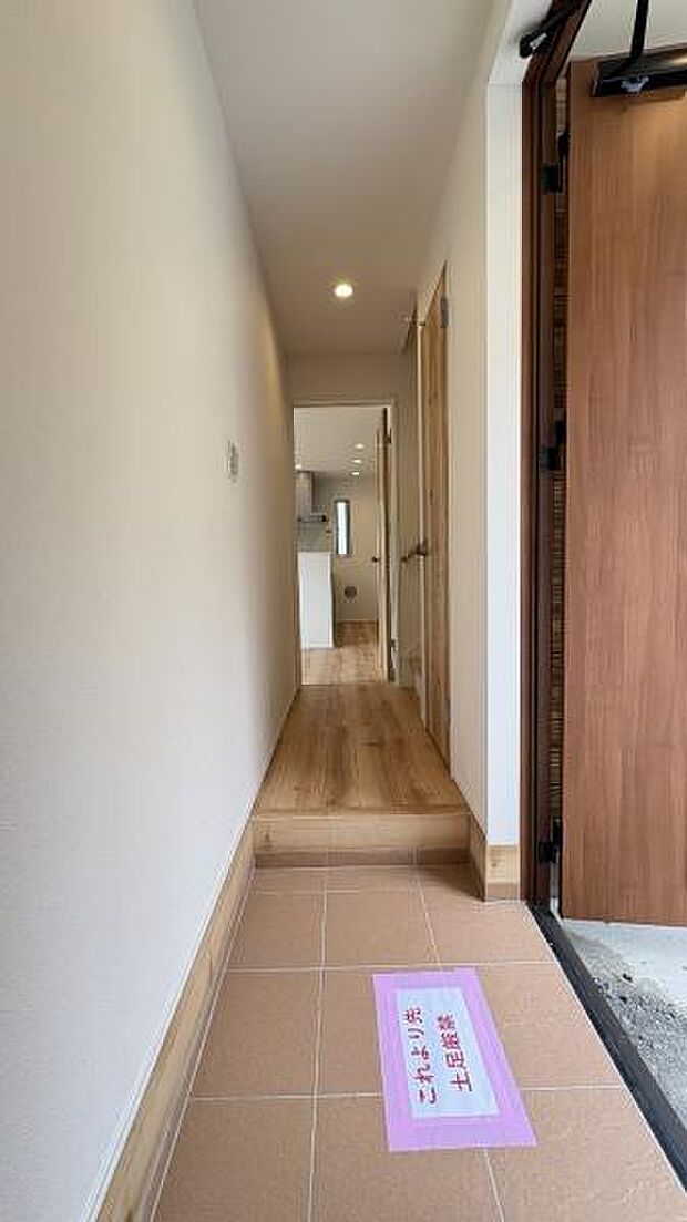 《玄関》 ■玄関を開けると、エントランスホールがお出迎え。上がりがまちやシューズボックスがゆったりと構え、心地よさに包まれます。