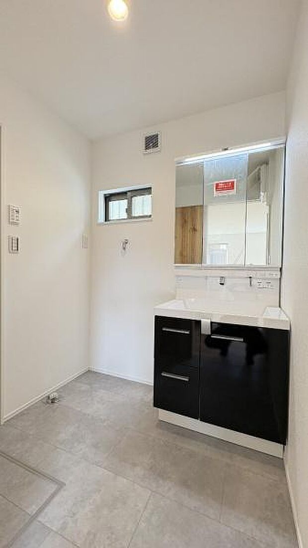 《洗面台》 ■朝のバタバタした身支度を支えてくれる洗面所。