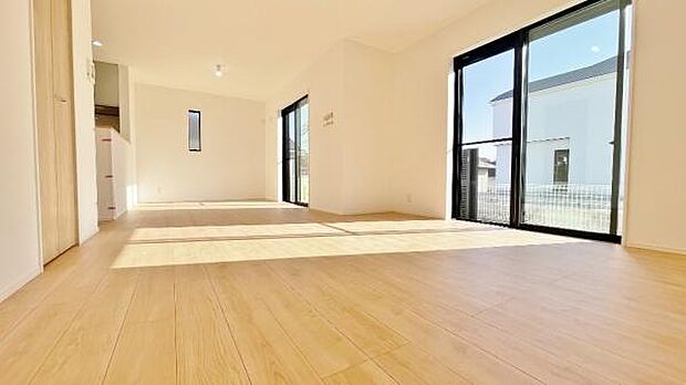 《リビングダイニング》 ■上質な時間を育む暮らしのメインステージ。寛ぎとご家族とのコミュニケーションを育む居心地のよい場所。この明るい空間は家族に安らぎを与えて、落ち着いた心地よい空間になるでしょう。