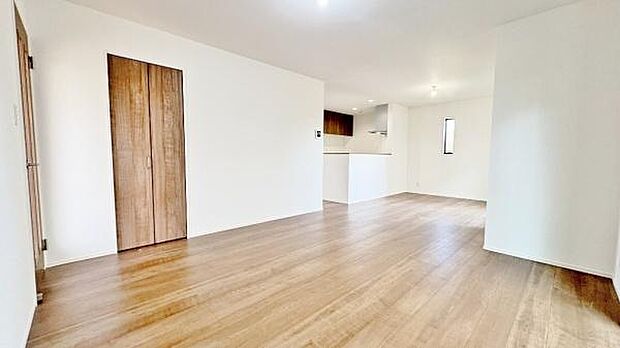 《リビングダイニング》　■開放的で広いリビング。のびのびとくつろげるリビングは、家族のコミュニケーションの場としてみんなが集まる場所に。