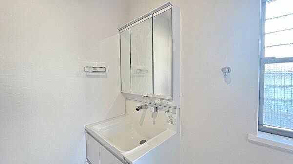 《洗面台》　■朝のバタバタした身支度を支えてくれる洗面所。