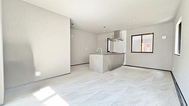 《リビングダイニング》 ■豊かな光が照らすこの場所は、たわいもない会話を楽しみ、ゆったりとした時間を過ごす場所。家族の日常が刻まれる大切な空間です。自然光に溢れるこの空間はリフレッシュにピッタリです。