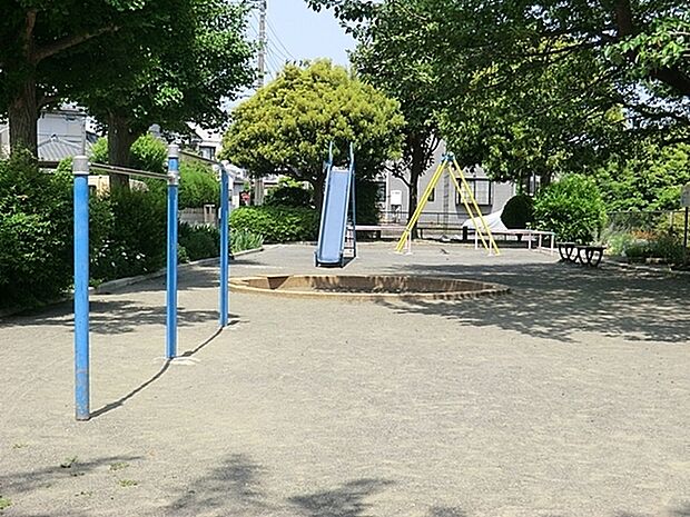 高舟台第一公園まで659m、ブランコ、鉄棒、滑り台があります。